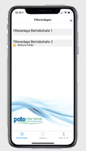 Ein Smartphone wird mit der geöffneten POLO-APP gezeigt. Die APP zeigt aktuell alle integrierten Filteranlagen